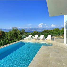 4 bedroom villa with pool and sea view in Perithia, Corfu, sleeps 9